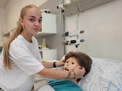 Nové moderní technologie studentům dokonale nasimulují nemocniční prostředí. AGEL Střední zdravotnická škola a Vyšší odborná škola zdravotnická získala novou sestavu výukových pomůcek a technologií za více než dva miliony korun