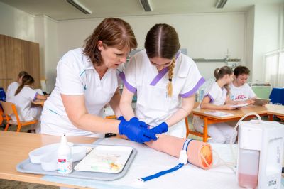 Studenti míří do zdravotnictví, AGEL Střední zdravotnická škola hlásí rekordní počty uchazečů
